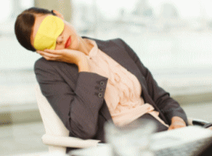 オフィスでアイマスクして寝る女性
