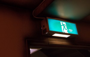 助けて!非常口は?