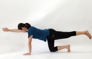 体幹トレーニングを行う女性