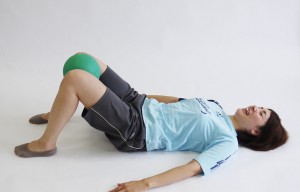 骨盤矯正ストレッチをやる女性