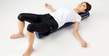 ストレッチポールに乗る女性