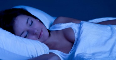 暗い部屋で熟睡する女性