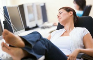 オフィスで仮眠する女性