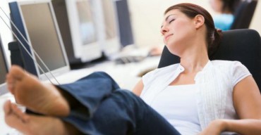 オフィスで仮眠する女性