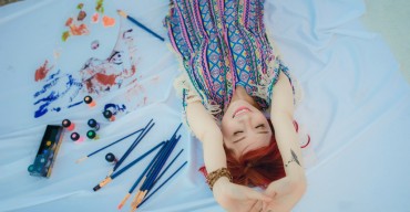 背伸びをする女性