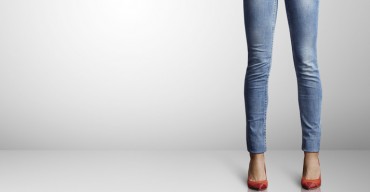 スキニージーンズを履いた女性