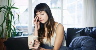 顔のむくみに悩む女性