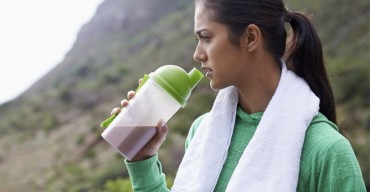 protein-shake-woman