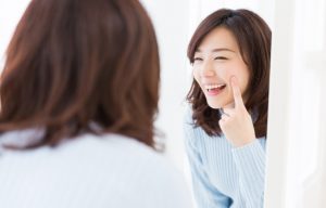 woman to see a mirror